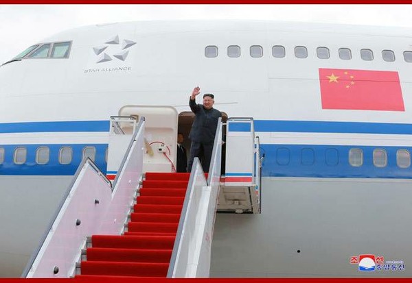 ▲金正恩走下國航客機　「五星旗」北韓官媒直接播送。（圖／KCNA）
