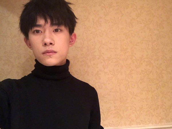 ▲▼易烊千璽掉頭收粉絲的信。(圖/翻攝易烊千璽微博、秒拍)