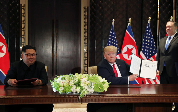 ▲川金會／美國總統川普（Donald Trump）與北韓領導人金正恩簽署合約。（圖／路透社）