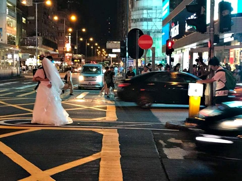香港新人在旺角彌敦道拍婚紗（圖／翻攝自photoblog.hk）