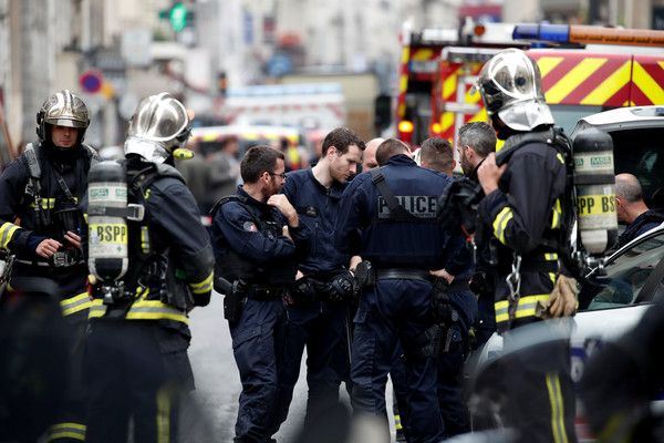 ▲▼巴黎第十區驚傳挾持人質事件，警方封鎖現場。（圖／路透社）