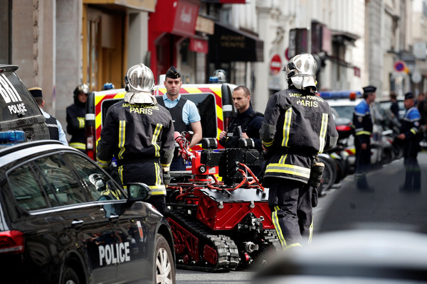 ▲▼巴黎第十區驚傳挾持人質事件，警方封鎖現場。（圖／路透社）