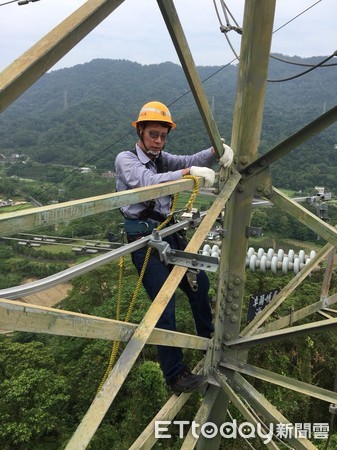 ▲▼台電,維修,鐵塔,高空作業。（圖／台電提供）