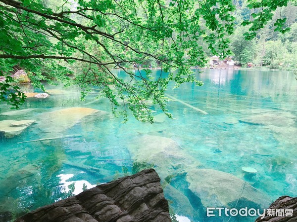 ▲▼瑞士景點-藍湖Blausee。（圖／記者賴文萱攝）