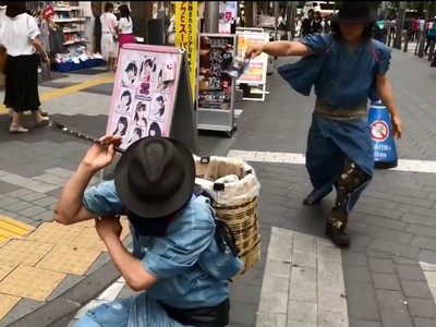 東京出現「撿垃圾武士團」！夾空罐不忘收刀…簡直中二破表啦