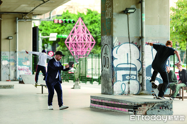 ▲新興媒體藝術家Zach Lieberman與台北街頭滑板玩家互動，以創意打破了語言及文化的隔閡。▼ （圖／長榮航空提供）