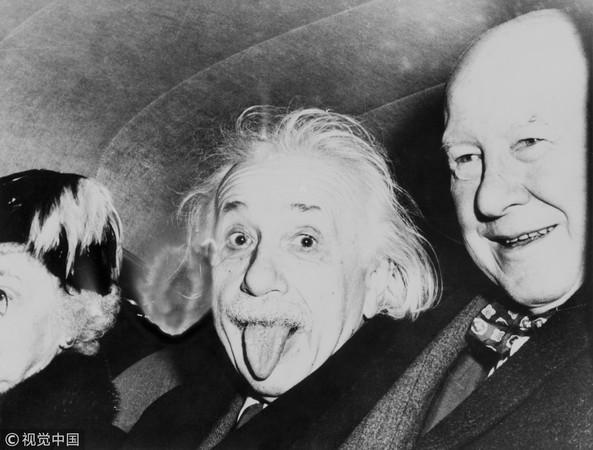 ▲▼「世紀天才」愛因斯坦過72歲生日時，攝影師請他笑一個，結果他卻調皮地對鏡頭吐舌頭。（圖／CFP）