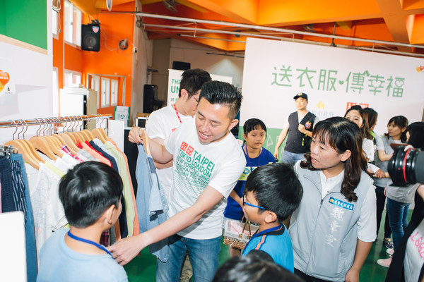 ▲新竹市長林智堅穿上象徵「服裝力量」的T恤，化身公益大使。