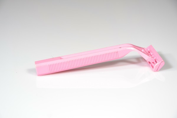 ▲刮毛刀,剃毛刀,蜜蠟,比基尼線,除毛。(圖/翻攝自pixabay,表格/曾郁文醫師提供)