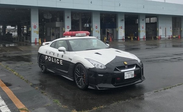 日本「565匹」最強警車Nissan GT-R入列　台灣警察看在眼裡好羨慕（圖／翻攝自Twitter）