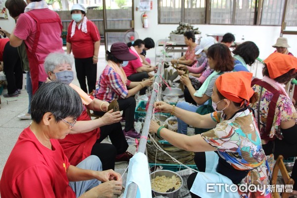 台東市婦聯會主委張淑玲與家政班成員計50名，花費3個小時完成3500顆肉粽，張國洲市長也增購本地香蕉、鳳梨一起分送台東市低收入戶家庭。（圖／台東市公所提供）