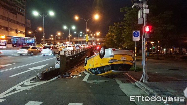 ▲▼計程車撞上忠孝橋墩後翻覆，吊車將車輛吊起。（圖／記者邱中岳翻攝）