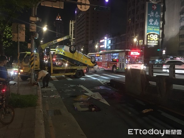 ▲▼計程車撞上忠孝橋墩後翻覆，吊車將車輛吊起。（圖／記者邱中岳翻攝）