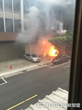 ▲▼西門町台銀研究室清晨發生機車起火意外，燒毀多輛機車，警消破門救出裡面24名員工。（圖／記者趙永博攝）