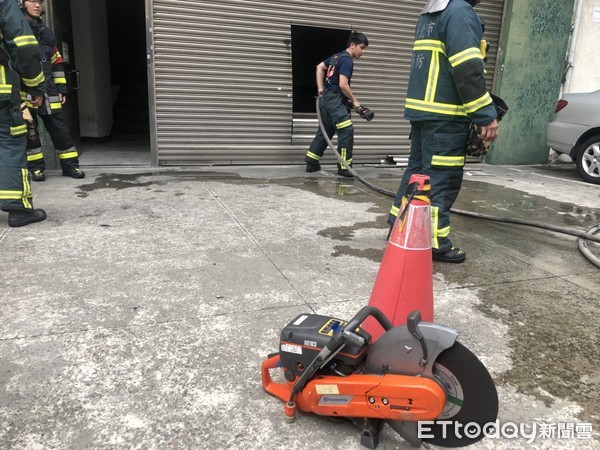 ▲▼西門町台銀研究室清晨發生機車起火意外，燒毀多輛機車，警消破門救出裡面24名員工。（圖／記者趙永博攝）