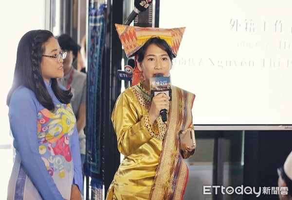 ▼印尼代表Hesti 周思妤（右）和越南代表Nguyễn Thị Phương Hoa 阮氏芳花（左），身穿傳統服飾，介紹東南亞文化。（圖／中華文化總會提供）