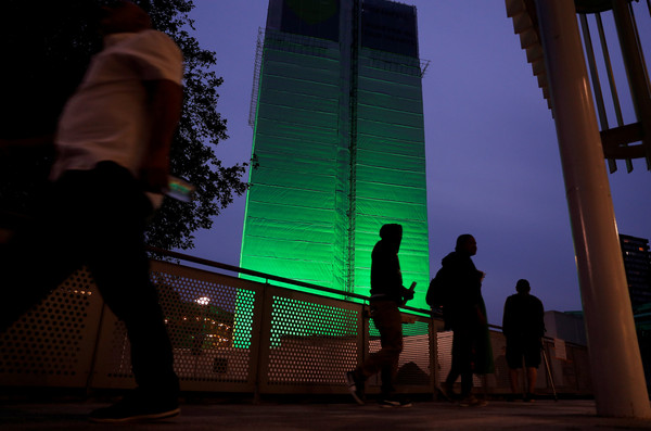 ▲▼倫敦12個街區亮起綠光，以紀念去年格蘭菲塔（Grenfell Tower）發生的大火悲劇。（圖／路透）