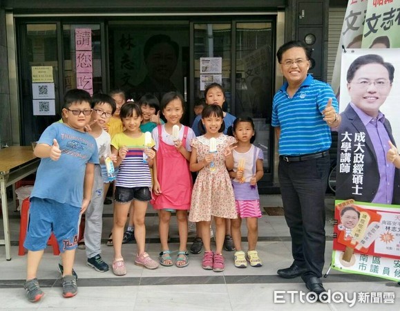 ▲台南市南區、安平區市議員參選人林志文，提供「幸福冰棒」讓民眾清涼一夏。（圖／林志文提供）
