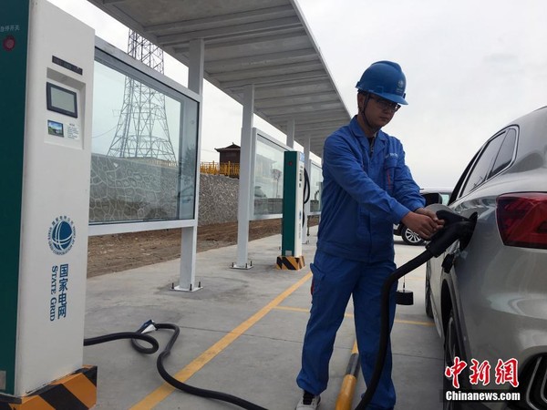 ▲▼青海湖畔首座電動汽車充電站投入運營             。（圖／翻攝自中新網）