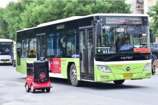 ▲▼京東配送機器人能辨識交通號誌，跟公車一起等紅綠燈。（圖／翻攝自騰訊科技）