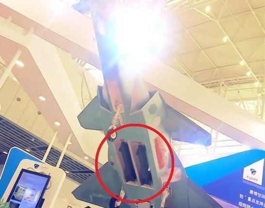 ▲▼南京雷達展展出的殲-20模型，可以看見疑似裝載了一款500公斤級雷射制導炸彈。（圖／翻攝自新浪軍事）