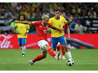 ▲巴西庫迪尼奧（Philippe Coutinho）、瑞士貝赫拉米（Valon Behrami）。（圖／路透社）

