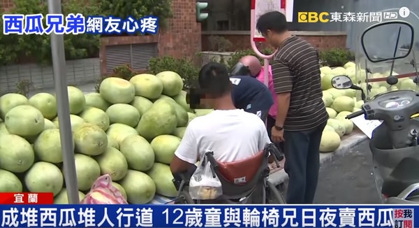 ▲▼兄弟檔宜蘭羅東街頭賣西瓜。（圖／東森新聞）