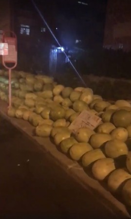 ▲▼兄弟檔宜蘭羅東街頭賣西瓜。。（圖／翻攝臉書「宜蘭知識+」）