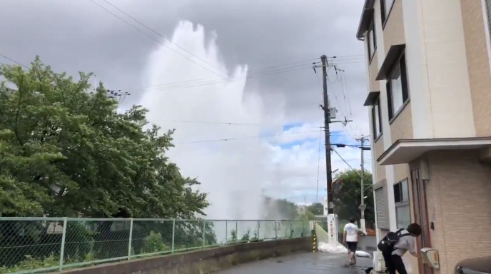▲▼▲▼10公尺高水柱衝破柏油路！大阪多處道路下陷。。（圖／@hana87yzf_r1）