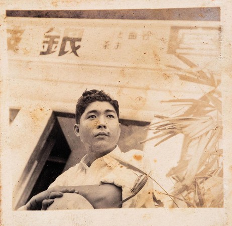 1939年，吳振漢在今台南康樂街上，成立銀波茶座。（吳文耀提供）