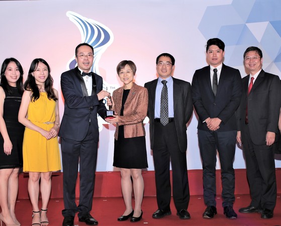▲▼AIA友邦人壽獲HR Asia主辦的《2018台灣最佳企業雇主獎》，由資深協理施婷婷（中）代表領獎             。（圖／AIA友邦人壽提供）
