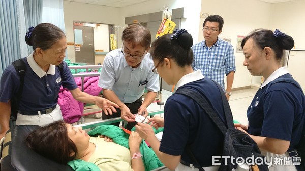 ▲慈濟台南志工趕往成大醫院關懷2名受傷騎士。（圖／李雅貞提供）