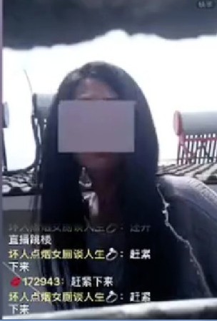 女網紅站屋頂邊緣直播跳樓　警苦勸9小時...絕望往下跳。（圖／翻攝自