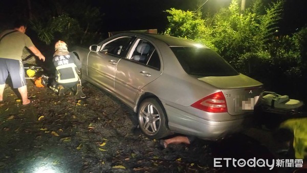 ▲▼男子疑似車禍自撞後下車查看，遭往後滑的車輛壓在車底，失去生命跡象。（圖／記者林煒傑翻攝）