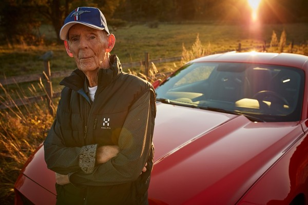 97歲老伯成為福特Mustang「最老」車主　開車技術連屁孩都自嘆不如（圖／翻攝自福特）