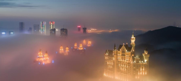 ▲▼大連出現平流霧美景,星海廣場宛如仙境。(圖/翻攝自中新網)