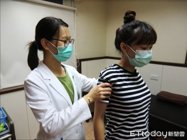 ▲考生、上班族看這裡!兩招教你舒緩肩頸痠痛。(圖/活力得中山脊椎外科醫院提供)