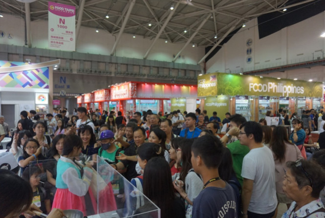 ▲去年度韓國食品展攤位現場民眾踴躍前往參觀體驗。