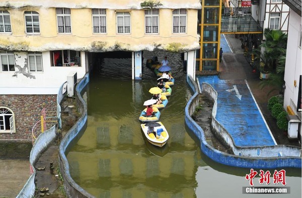▲▼重慶遊客在室內運河坐觀光遊船電。（圖／翻攝自中新網）