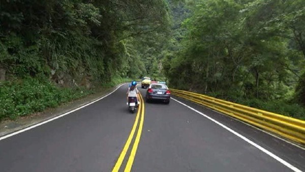 ▲▼載妹騎士跨雙黃線超警車，秒被攔下G了。（圖／翻攝爆料公社粉絲團）