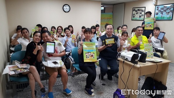 ▲移民署桃園市服務站推動免費上網及平板借用服務。（圖／移民署桃園站提供）