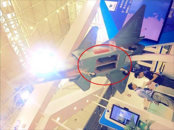殲-20首次攜帶非空空導彈現身，該模型內置彈艙掛上2枚「天戈」系列1000公斤級激光制導炸藥，將對我國新竹樂山的鋪路爪長程預警雷達造成威脅。（圖／翻攝自大陸網站）