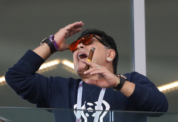 ▲  阿根廷球王馬拉度納(Diego Maradona)看阿根廷對克羅埃西亞、冰島（穿黑衣）比賽。（圖／路透社）