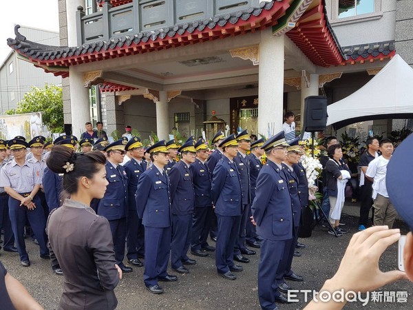 ▲台南市警麻豆分局警備隊長許文福，22日上午在學甲區法源靈山寶塔舉行告別式，台南市警局長黃宗仁，親率副局長、分局長等人列隊弔唁，場面備極哀榮。（圖／記者林悅翻攝，下同）