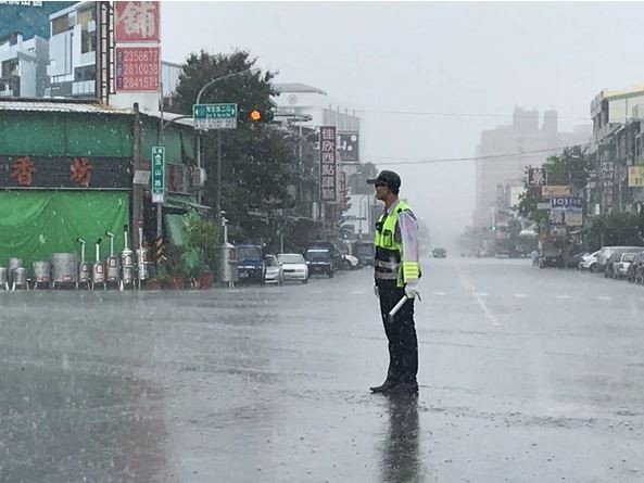 ▲警察在雨中敬業值勤。（圖／翻攝自嘉義市議員王美惠臉書）