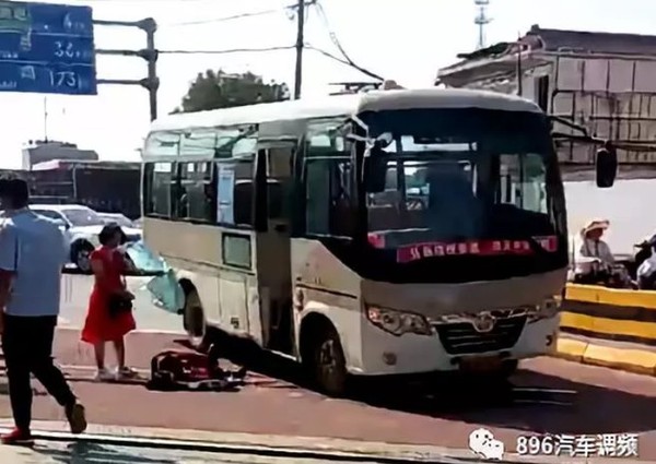 ▲西安公車發生砍人事件　至少8人受傷包含兒童。（圖／翻攝華商報）