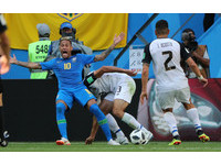 ▲▼2018世足，巴西內馬爾（Neymar）不爽VAR回放取消12碼。（圖／路透社）
