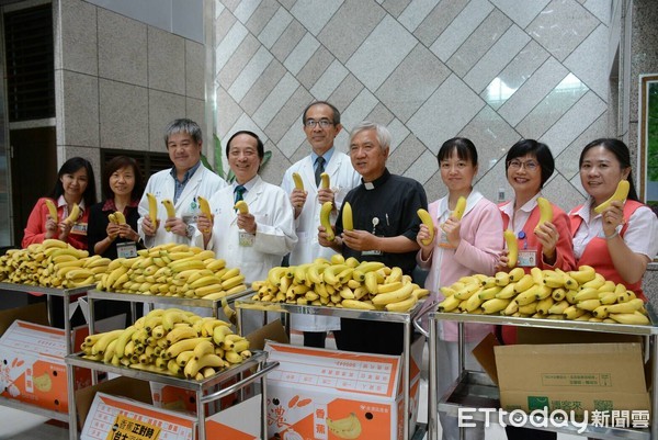 台東馬偕為體恤蕉農，直接與高雄產地連繫，購入當地60箱共900公斤新鮮香蕉，發給員工及病患家屬。（圖／台東馬偕醫院提供）