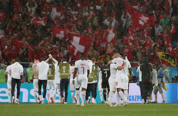 ▲瑞士隊與塞爾維亞賽後慶祝勝利（圖／路透）