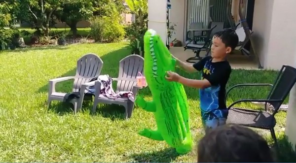 6歲兒子後院抱鱷魚玩具玩耍　媽媽剪輯影片才發現..真鱷魚早現身！（圖／FB@Nicole Mojica）